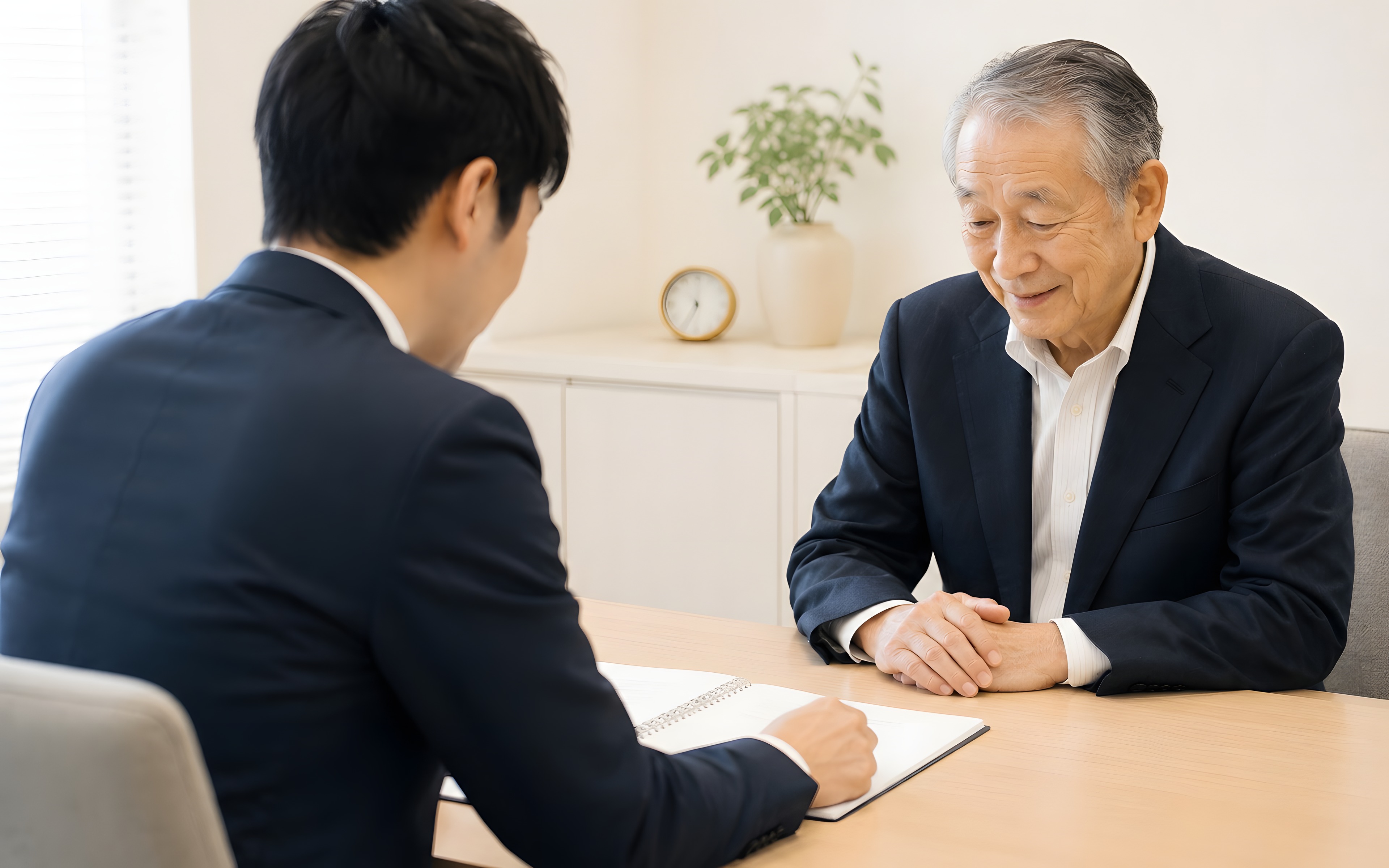 書類⁠を確認している様子